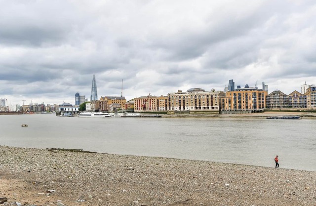 Modern 4 bedroom Terraced House by the Thames!