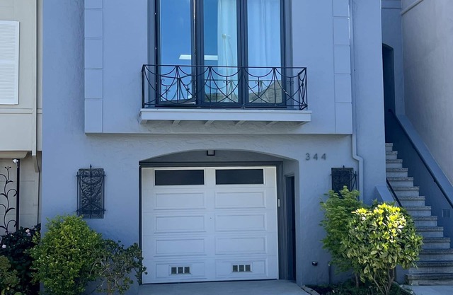 Modern 4 Bedroom/4 Bathroom- Superb location!