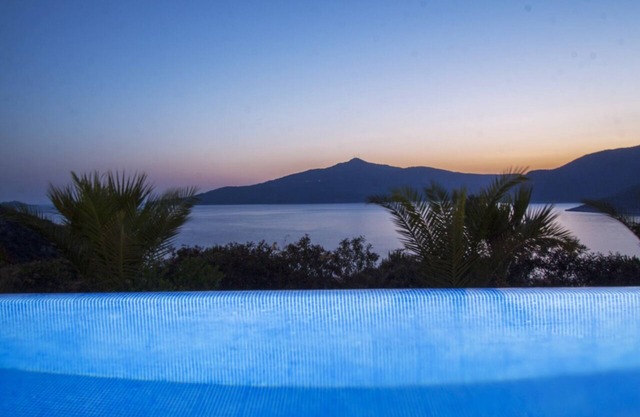 Modern 4 bedroom villa + Infinity pool with stunning views