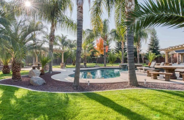 Modern 4-bedroom Villa w/Pool/Spa & Private Park