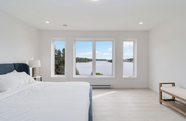 Modern 4Bdr House w/Ocean Beachfront & Backyard 20min to Halifax & Peggy's Cove