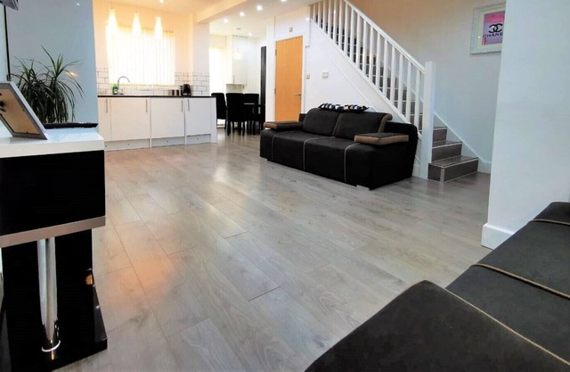 Modern 4bedroom Large Townhouse Near City Centre!!