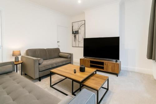Modern 4BR Home in Dudley
