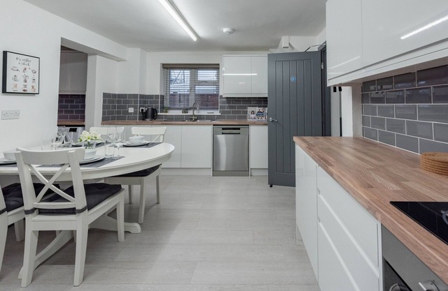 Modern 5 Bed House Perfect For Contractors