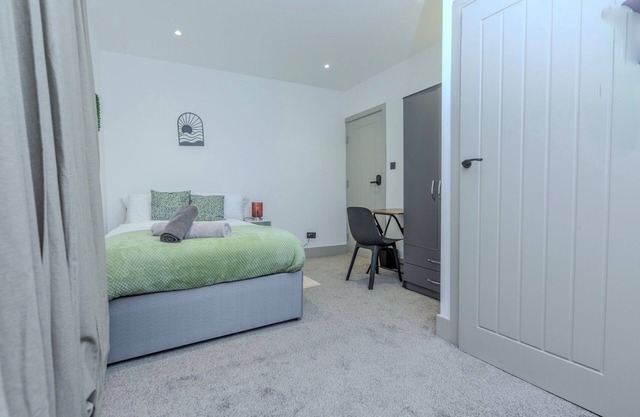 Modern 5-bedroom House-Medway- Free Parking- Sleeps 10