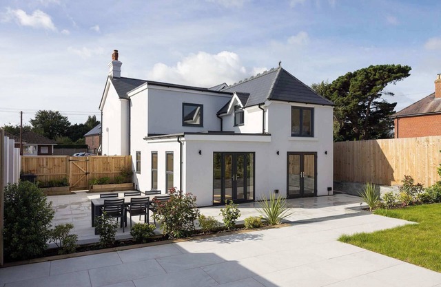 Modern 5-Bedroom Retreat Nr Coast