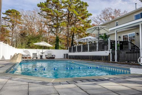 Modern 5 BR Stay Minutes From LBI