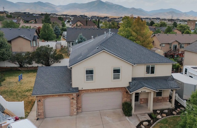 Modern 5BR Getaway Sleeps Large Groups Near Ski & City