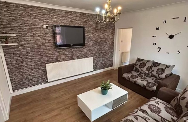 Modern 5BR house near Wolves stadium| perfect for contractors and Families.