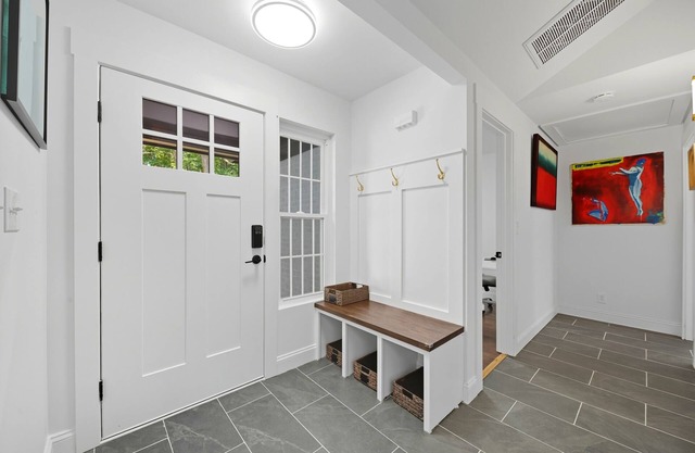 Modern 5BR Retreat with Backyard 12 mins to Uptown