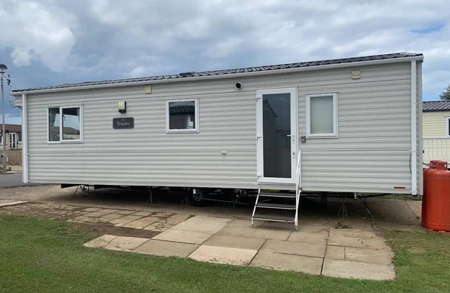 Modern 6 berth caravan at Sand le Mere Park, Yorkshire ref 71002D
