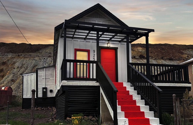 Modern Aesthetic/Mountain Views/Pet Friendly/EV Charger/Retro Fun