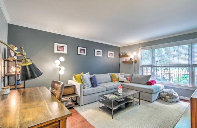 Modern Alexandria Townhome 6 Mi to Old Town!