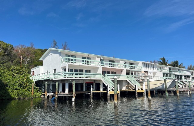Modern and and Spacious End unit Marina Townhouse