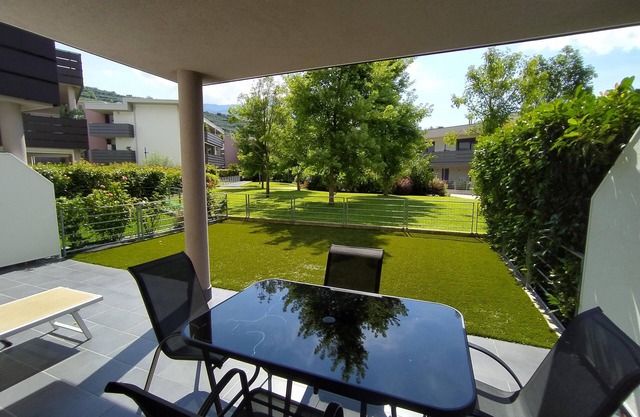 Modern and bright apartment near the lake, WiFi, a/c, garden, garage