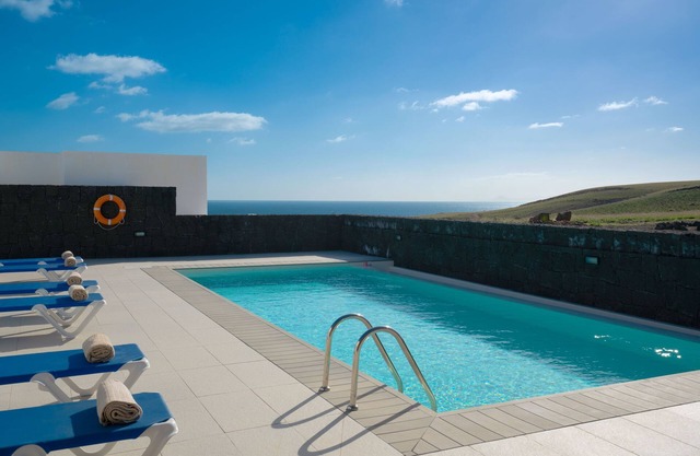 Modern and bright Villa in Puerto Calero