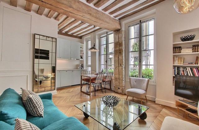 Modern and cosy 2 BD 2 BTH with AC in St. Germain, insurance included