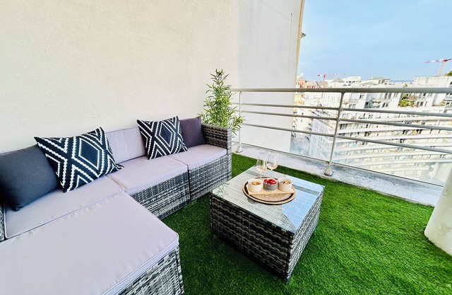 Modern and cosy apartment with a beautiful terrace and parking, Paris La Défense