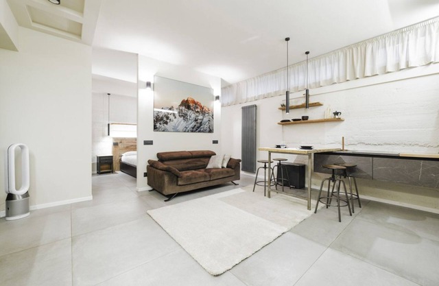 Modern and cozy 56 sqm apartment, ideal for 2 people, located on the -1 floor of a building (NO lift) in "Bullona" area. The property is located in a strategic area, just a few minutes on foot from “Gerusalemme” and “Domodossola” underground stop