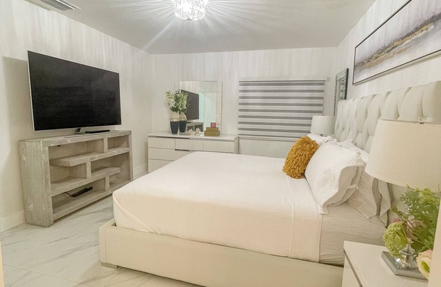 Modern and Cozy Home with King Bed Suite in Miami (fully equipped)
