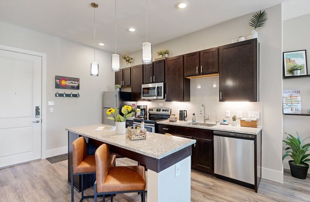 Modern and Cozy ~ Near CSM, Downtown, Hiking, Denver 15 mins