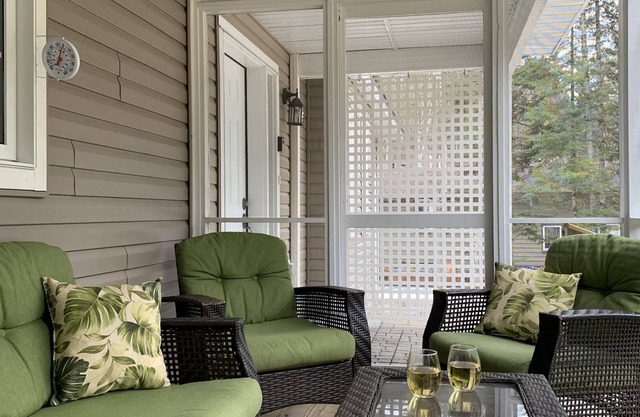 Modern and newly furnished 4 season cottage retreat