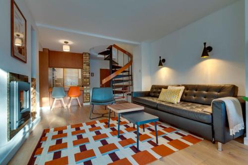 Modern and Stylish Townhouse in City Centre Pass the Keys