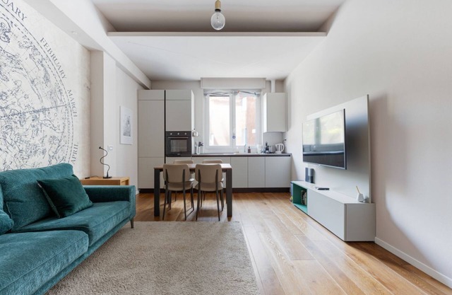 Modern and welcoming 80m2 apartment, ideal for 4 people, located on the mezzanine floor of a building (NO lift) in the Bullona area. The property is located in a strategic area, a few minutes walk from the “Gerusalemme” and “Domodossola” metro st