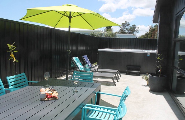 Modern and well-appointed with Large hot spa/plunge pool