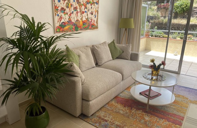 Modern apartment with spacious balcony, heated pool and top equipment