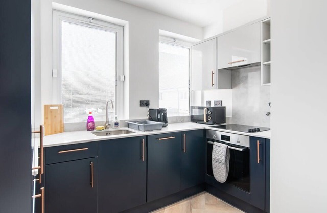 Modern Apartment in Romford near Elizabeth Line*4