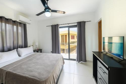 Modern Apartment 2 bedroom Apartment with WIFI and Private Parking
