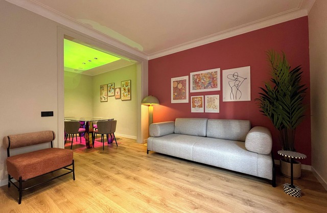 Modern apartment for 7 with patio in Barcelona