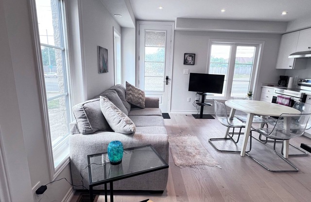 Modern Apartment in Mississauga