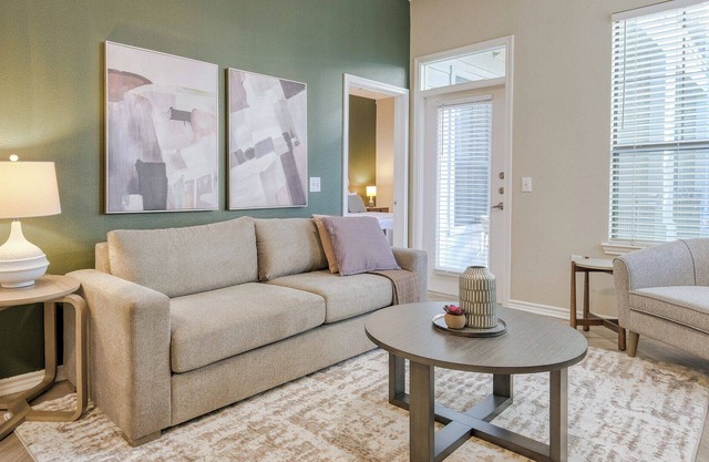 Modern Apartment in Prime Location (ID7974X18)