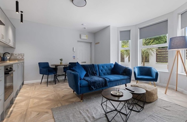 Modern Apartment |King Bed |Free Parking Suite 2
