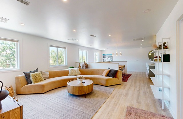 Modern apartment w/private W/D, near local attractions