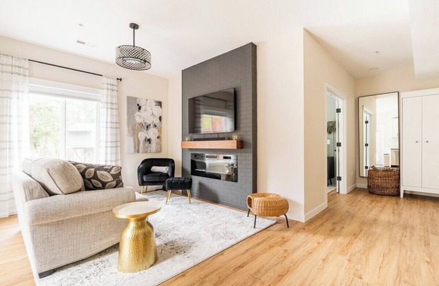 Modern apartment with AC, HotTub and Private Deck