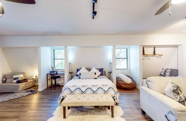 Modern apartment w/ enclosed yard & kitchenette