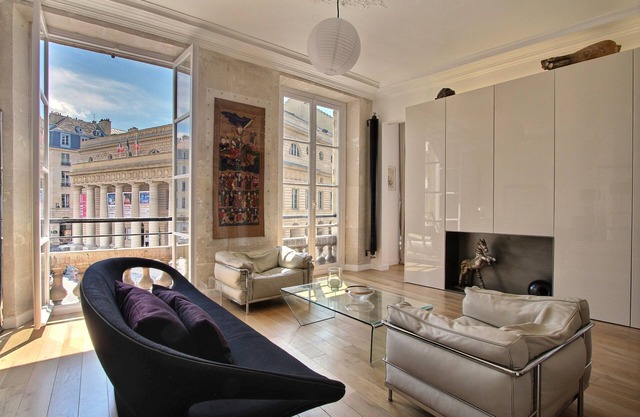 Modern apartment with AC in front of the Odeon theatre, insurance included