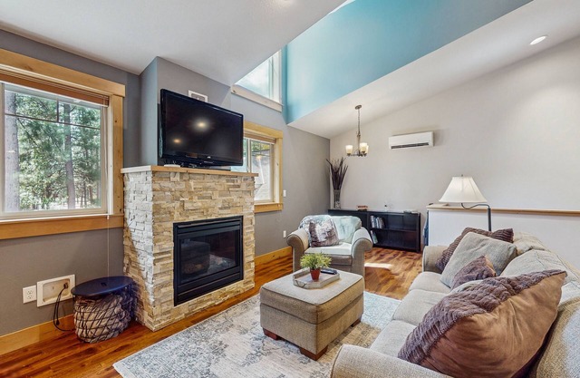 Modern Apartment with fireplace, central A/C, pool & tennis/pickleball court