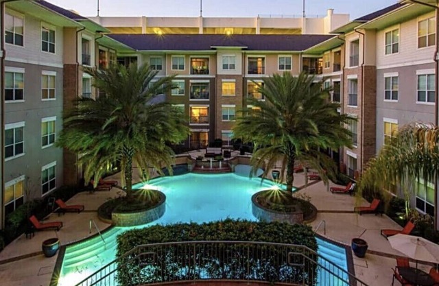 Modern Apartment with Pool — 7 mins to NRG