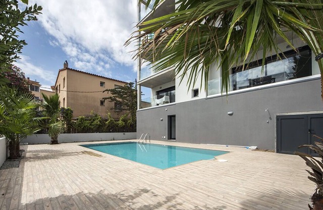 Modern apartment with pool and parking near the beach