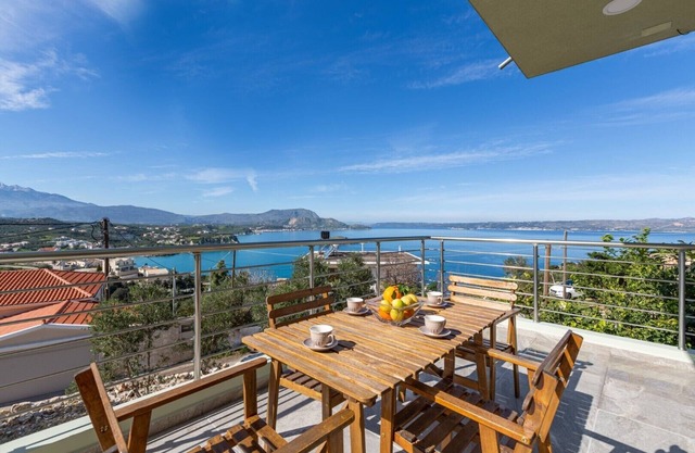 Modern Apt 170 m2 ★ Walking to Tavernas & Grocery ★ Top sea view ★ 4 Bedrooms