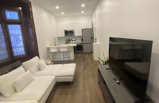 Modern APT on UPENN campus with onsite parking! 5 min walking to CHOP!