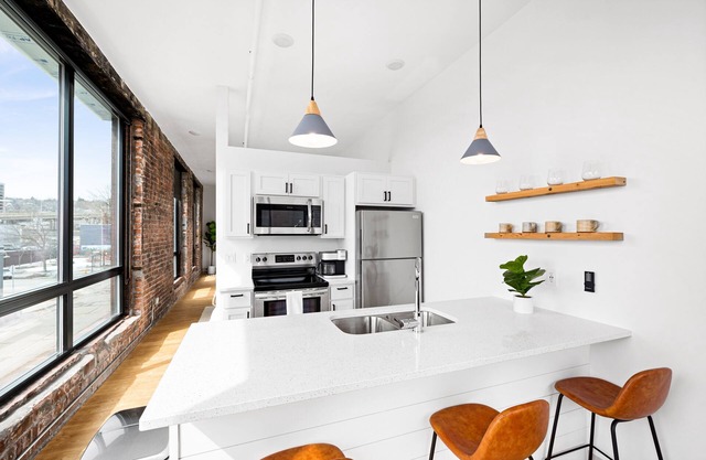 Modern Apt w/Gym, Elevator, Coffee Shop | 207