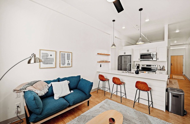 Modern Apt w/Gym, Elevator, Coffee Shop | 221