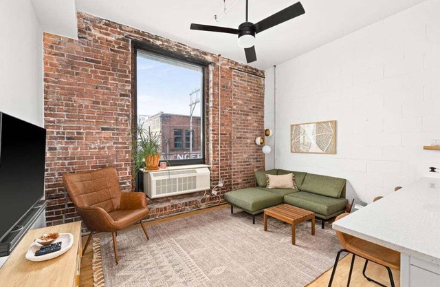 Modern Apt w/Gym, Elevator, Coffee Shop | 223