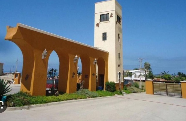 Modern Apt with ocean views - 5 min from beach access!