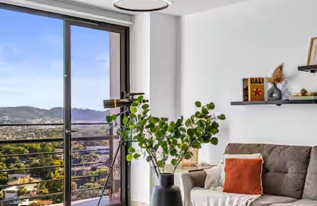 Modern apt with stunning city and mountain views